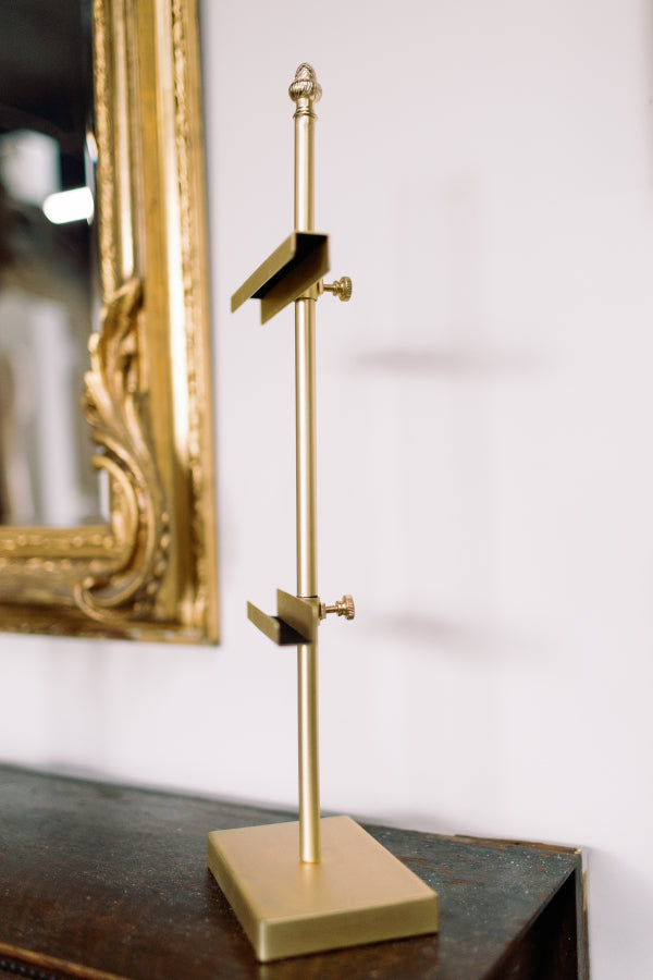 Art Easel with Finial