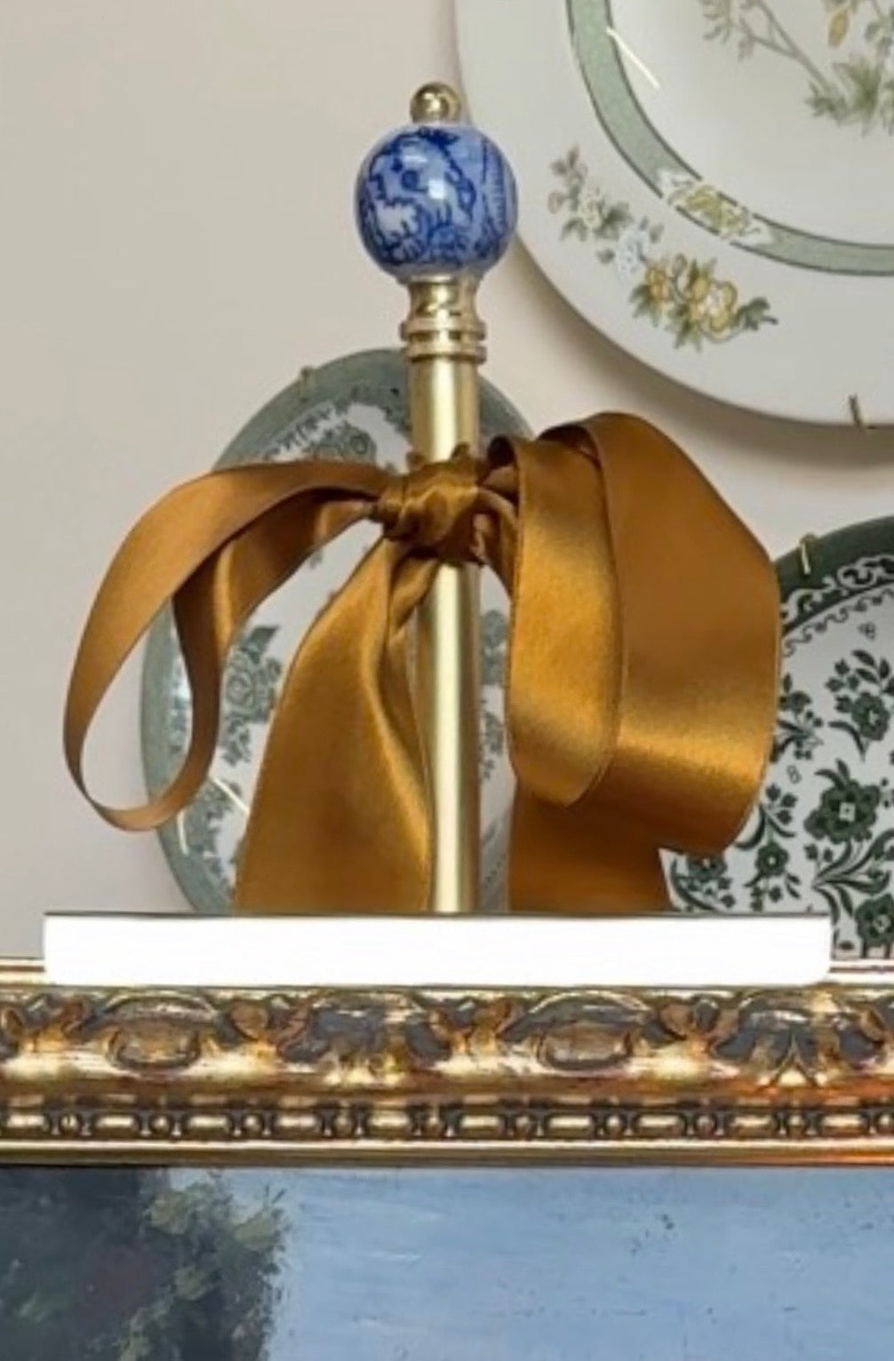 Art Easel with Finial