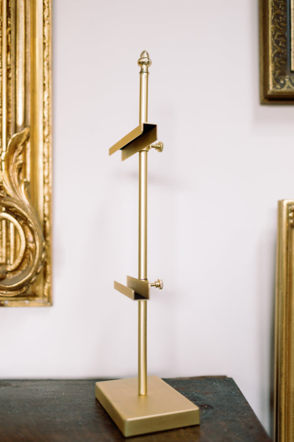 Art Easel with Finial